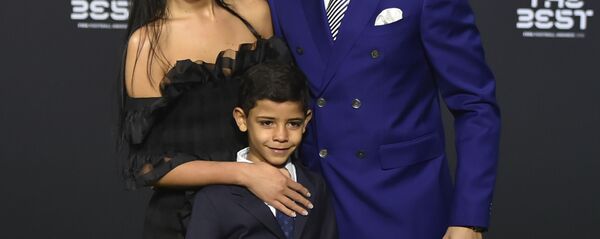 Португальский футболист Криштиану Роналду вместе с сыном Криштиану Роналду-младшим и невестой Джорджиной Родригес Португальский футболист Криштиану Роналду вместе с сыном Криштиану Роналду-младшим и невестой Джорджиной Родригес - اسپوتنیک افغانستان