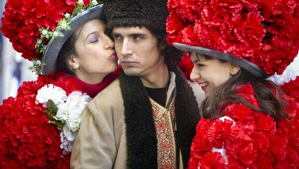 جوان رومانیایی با دختران گل‌پوش در شهر بخارست، رومانی - اسپوتنیک افغانستان  