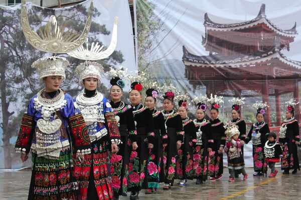زنان قبیلهٔ میاو در جریان فستیوال در چین - اسپوتنیک افغانستان  