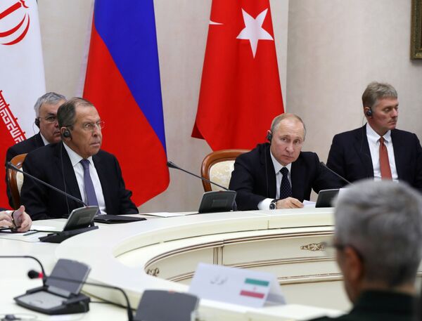 ولادیمیر پوتین، رئیس جمهور روسیه در نشست سه‌جانبه روسیه، ترکیه و ایران در مورد حل و فصل بحران سوریه – سوچی - اسپوتنیک افغانستان  
