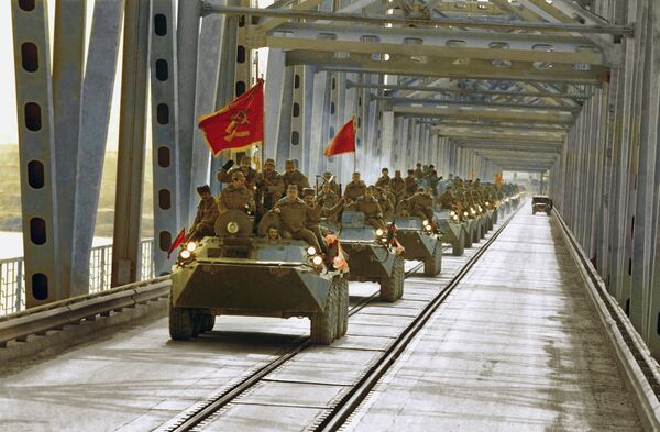 قطار تانک های زرهی بر روی پل ترمز در هنگام بیرون شدن نیروهای شوروی از افغانستان 14 فیبروری 1989 - اسپوتنیک افغانستان  