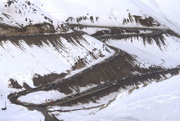 بیرون شدن نیروهای نظامی محدود شوروی از افغانستان. قطارهای سربازان شوروی از طریق گذرگاه سالنگ در کوه های هندوکش در حال حرکت هستند. 14 فیبروری 1989 - اسپوتنیک افغانستان  