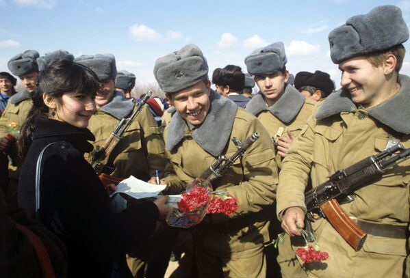 پذیرایی و خوش آمدگویی به سربازان بین المللی شوروی که از افغانستان برگشته اند. 5 فیبروری 1989 - اسپوتنیک افغانستان  