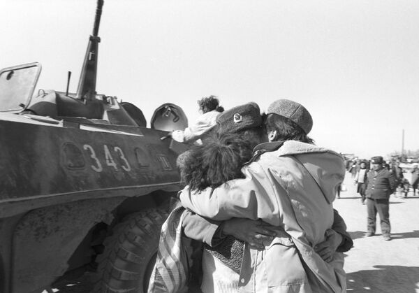 بیرون شدن نیروهای محدود شوروی از افغانستان. شادی در دیدار با بستگان. 29 مارچ 1989 - اسپوتنیک افغانستان  