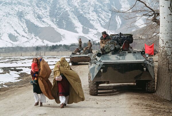 مرحله ای از بیرون شدن یک بخشی از نیروهای محدود سربازان شوروی از افغانستان. نخستین قطار نیروهای شوروی به سوی میهن شان روان هستند. نزدیکی های تونل سالنگ 14 می 1988 - اسپوتنیک افغانستان  