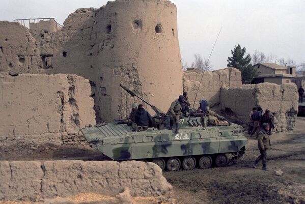 نیروهای محدود شوروی در جمهوری دموکراتیک افغانستان. واحد مکانیزه نیروهای شوروی در منطقه قلعه بالا حصار در کابل. 1 فیبروری 1988 - اسپوتنیک افغانستان  