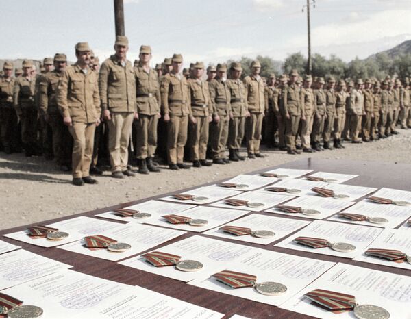 اهدای جایزه ها به سربازان مردمی اتحاد جماهیر شوروی در افغانستان. 1 فیبروری 1988 - اسپوتنیک افغانستان  