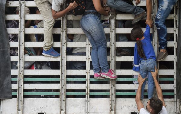 مهاجران ونزوئلایی هنگام سوار شدن به لاری – کلمبیا - اسپوتنیک افغانستان  