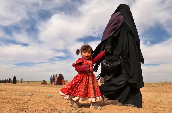 پناهجو همراه با دختر خردسال اش در سوریه - اسپوتنیک افغانستان  