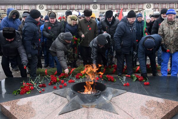 گل گذاری مردم بر شعله ابدی در پارک پیروزی کازان در گشایش مراسمی به افتخار 30 و مین سالگرد بیرون شدن نیروهای شوروی از افغانستان - اسپوتنیک افغانستان  