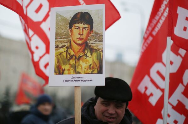 شرکت کنندگان در راهپیمایی به مناسبت 30 و مین سالگرد بیرون شدن نیروهای شوروی از افغانستان با عکس جان باخته گان این جنگ از آنها یاد کردند - اسپوتنیک افغانستان  
