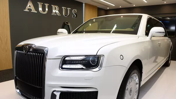 لیموزین  Aurus لوکس ریاست جمهوری روسیه در نمایشگاه بین المللی تسلیحات در ابوطبی.