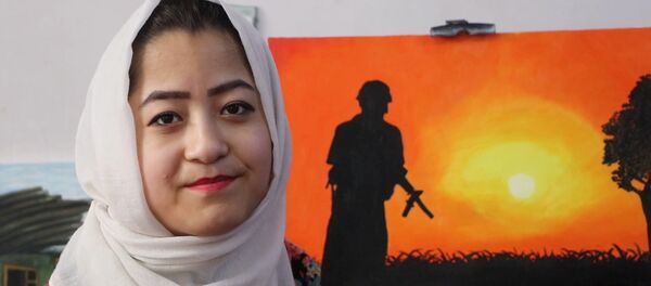 حسین بخش صفری مدال قهرمانی اش را به ربابه محمدی هدیه داد - اسپوتنیک افغانستان  