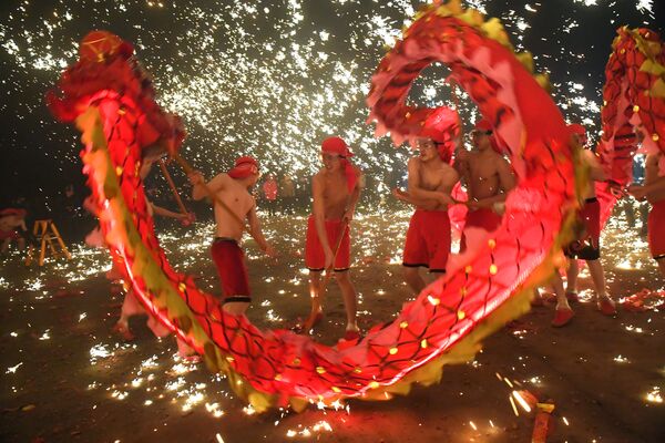 اجرای رقص اژدها در جشن فانوس – چین - اسپوتنیک افغانستان  
