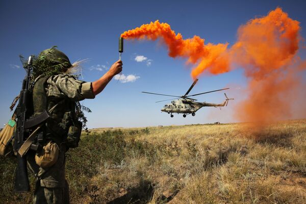 نظامیان روسیه هنگام تمرینات تاکتیکی با هلیکوپتر می - 8 درمنطقه جنوبی ولگوگراد روسیه - اسپوتنیک افغانستان  