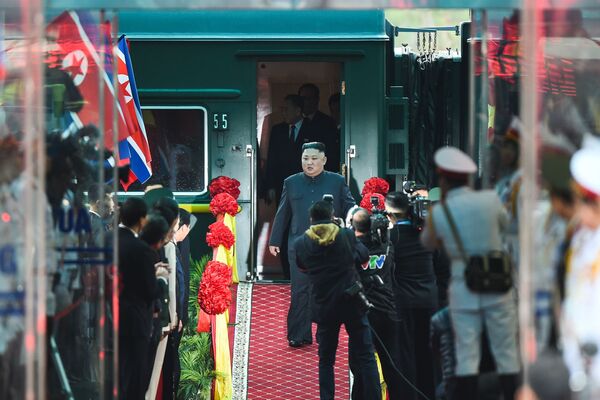 کیم جونگ اون، رهبر کوریای شمالی وارد ایستگاه دونگ دانگ شد - اسپوتنیک افغانستان  