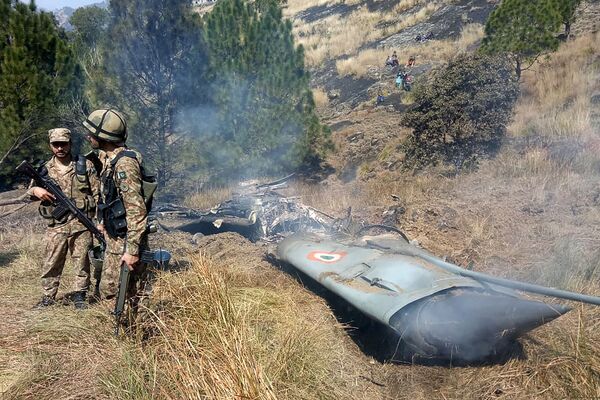 ارتش پاکستان در نزدیکی محل سقوط جنکنده نیروی هوایی هندی در کشمیر تحت کنترول پاکستان - اسپوتنیک افغانستان  