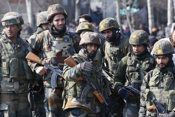 ارتش هندوستان در نزدیکی محل سقوط هلیکوپتر نیروی هوایی کشورشان در کشمیر تحت کنترول هندوستان - اسپوتنیک افغانستان  