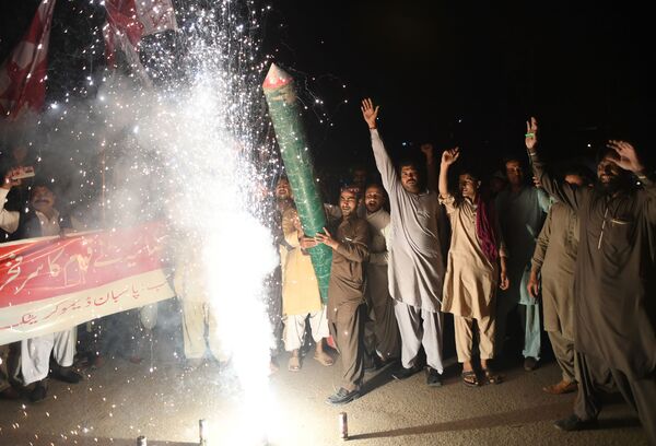 حامیان حزب دموکرات پاکستان در کراچی در جشن گرفتن به خاطر سقوط جنگنده هندی - اسپوتنیک افغانستان  