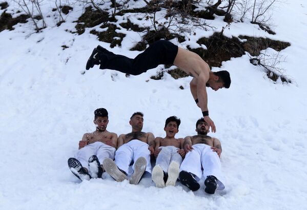 تمرینات اعضای گلپ کاراته «Kikoshin» در کوه های سلیمانیه عراق - اسپوتنیک افغانستان  