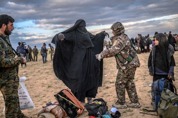 نظامیان سوریایی در حال تلاشی اشخاصی که آخرین اردوگاه گروه تروریستی داعش را ترک میکنند - اسپوتنیک افغانستان  