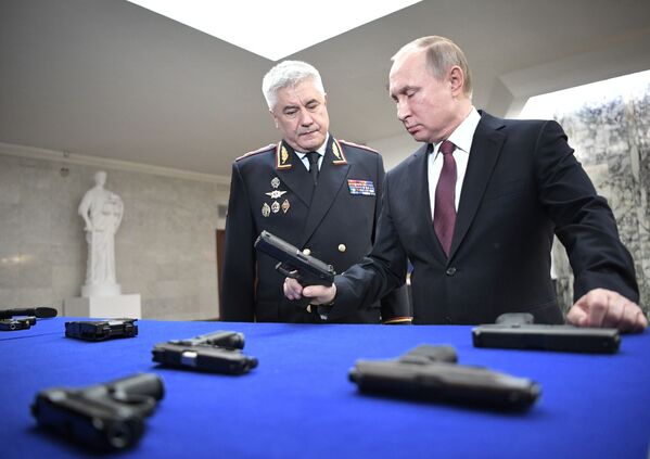ولادیمیر پوتین، رئیس جمهور روسیه در حال بازدید از سلاح های جدید روسیه - اسپوتنیک افغانستان  