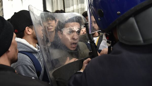 زخمی شدن صدها تن در تظاهرات گسترده علیه رئیس جمهور الجزایر - اسپوتنیک افغانستان  