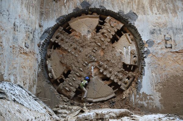 کار ساخت تونل مترو در شهر احمد آباد، هند - اسپوتنیک افغانستان  