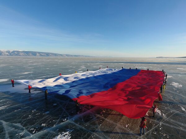 بیرق روسیه در بحیره یخ زده بایکال - اسپوتنیک افغانستان  