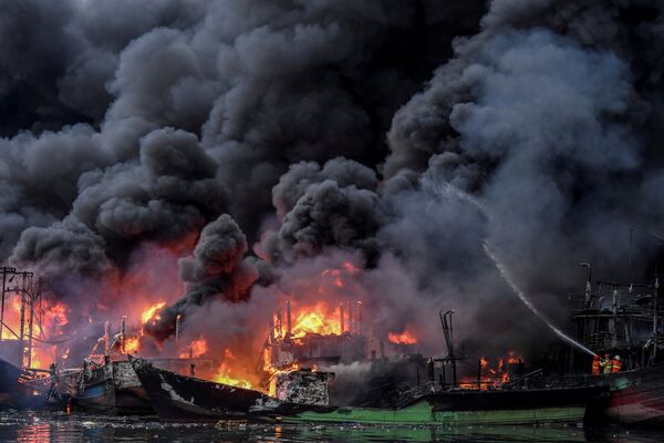 آتش سوزی در بندر موارا بارو - جاکارتا اندونیزیا - اسپوتنیک افغانستان  