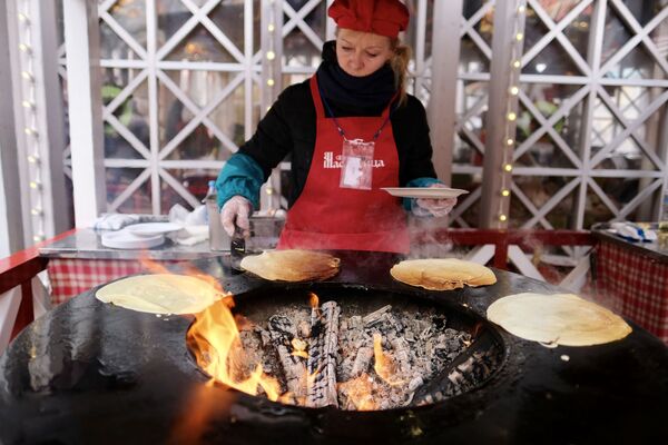 پختن بلینی در جریان جشن ماسلنیتسا - میدان مانژ مسکو - اسپوتنیک افغانستان  
