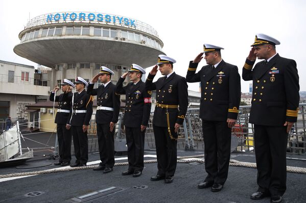 افسران نیروی دریایی ترکیه در بندر نووراسییسک، روسیه - اسپوتنیک افغانستان  