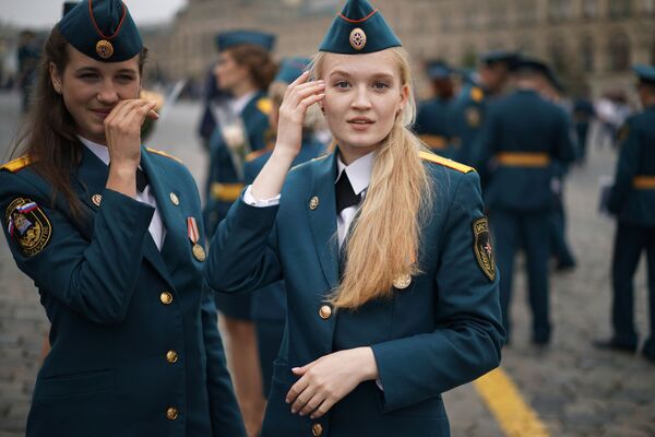 دختران نظامی روسیه – میدان سرخ، مسکو - اسپوتنیک افغانستان  