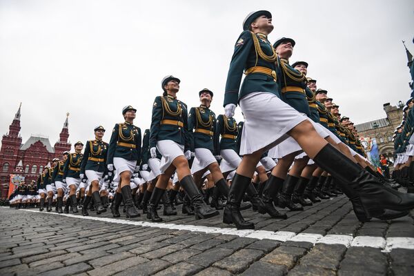 اشتراک دختران نظامی روسیه در رسم گذشت نظامی به مناسبت ۷۳ مین سالگرد پیروزی روسیه در جنگ جهانی دوم – میدان سرخ، مسکو - اسپوتنیک افغانستان  