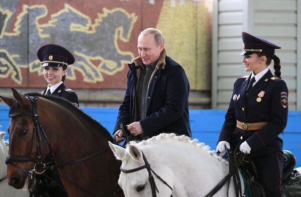 ولادیمیر پوتین، رئیس جمهور روسیه در جریان بازدید از کندک عملیاتی پولیس – مسکو - اسپوتنیک افغانستان  