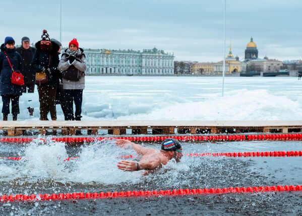 شرکت کننده مسابقه شنای زمستانی در شهر سن پترزبورگ - اسپوتنیک افغانستان  
