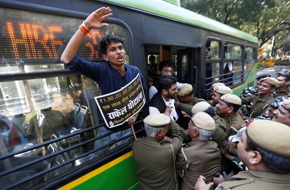 دستگیری فعالان هندی در جریان تظاهرات علیه نارندرا مودی نخست وزیر هند – دهلی نو - اسپوتنیک افغانستان  