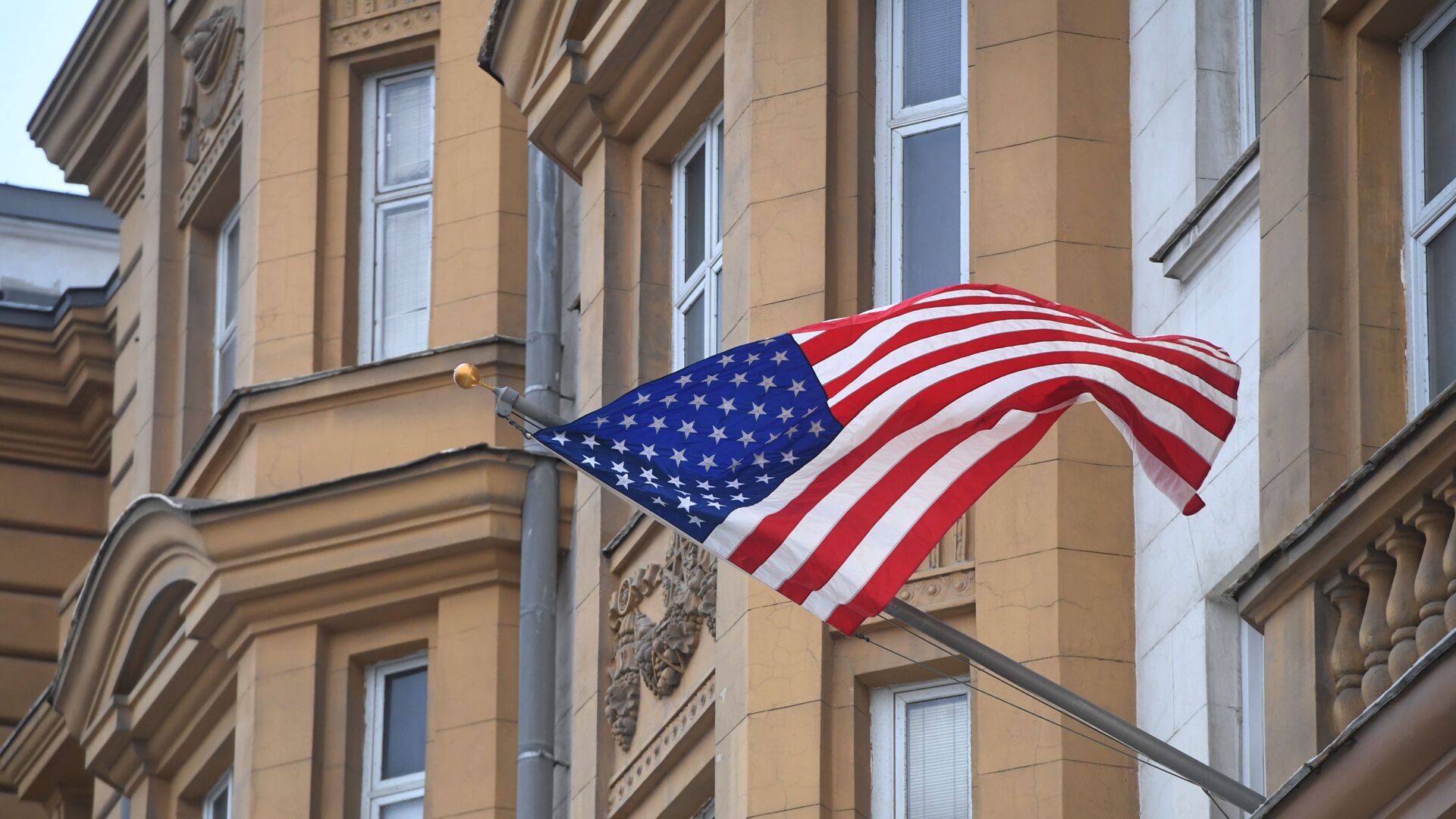 Государственный флаг США на фасаде здания посольства США в Москве - اسپوتنیک افغانستان  , 1920, 21.02.2022