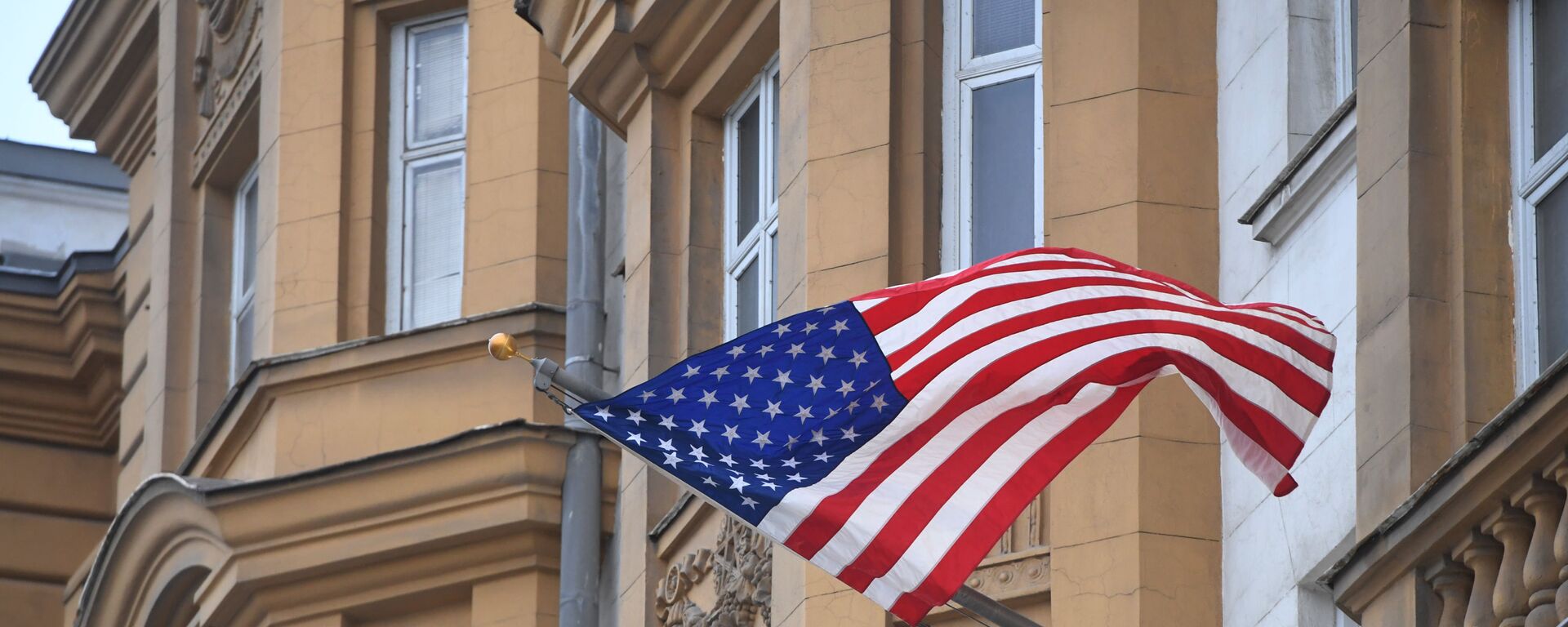 Государственный флаг США на фасаде здания посольства США в Москве - اسپوتنیک افغانستان  , 1920, 21.02.2022