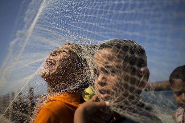 بازی بچه های فلسطینی  با تور ماهیگیری - اسپوتنیک افغانستان  