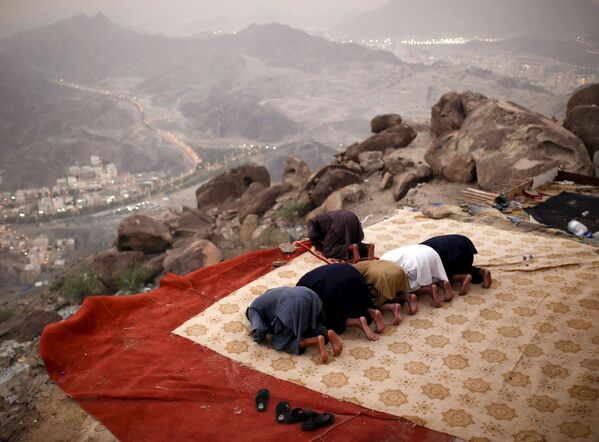 نماز بر قله کوه « ثور» در راه مکه - اسپوتنیک افغانستان  