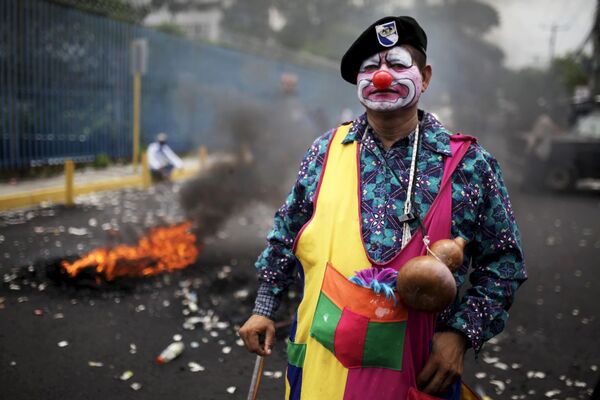 مردی در لباس دلقک در تظاهرات سان- سالوادور - اسپوتنیک افغانستان  