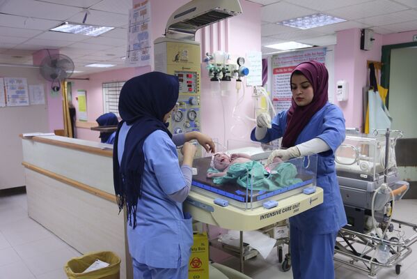 نرس قابله فلسطینی در بیمارستان شهر غزه - اسپوتنیک افغانستان  