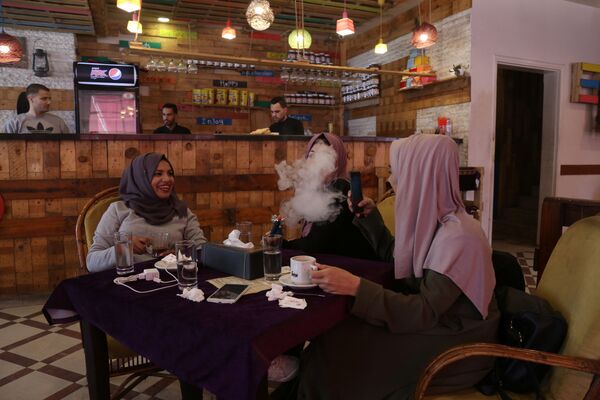 دانش آموز فلسطینی به همراه دوستانش در کافه ای در شهر غزه - اسپوتنیک افغانستان  
