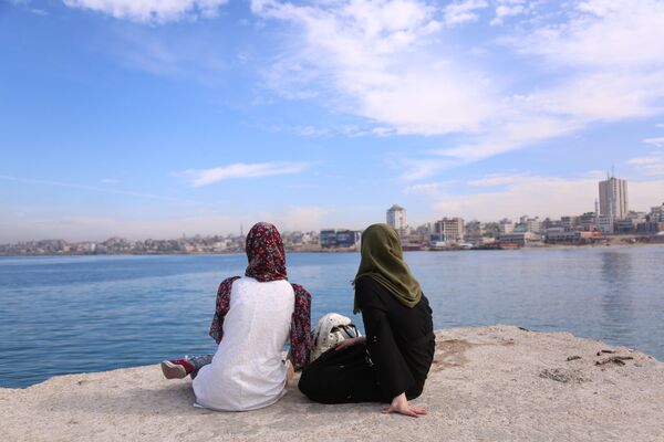 دختر 23 ساله فلسطینی و دوستش کنار دریا - اسپوتنیک افغانستان  