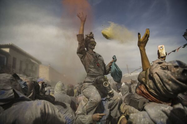اشتراک کنندگان جشن سنتی «جنگ آرد» - شهر گالاکسیدی، یونان - اسپوتنیک افغانستان  