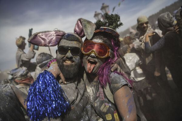 اشتراک کنندگان جشن سنتی «جنگ آرد» - شهر گالاکسیدی، یونان - اسپوتنیک افغانستان  