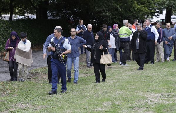 پولیس و مردم در جای تیرانداز در کنار مسجد النور در نیوزیلند - اسپوتنیک افغانستان  