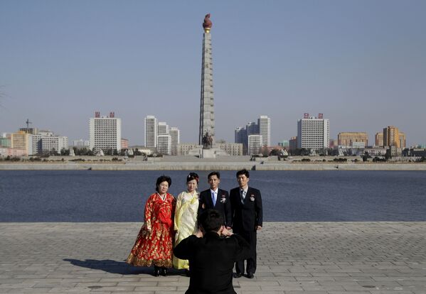خانواده ای در حال عکس گرفتن - شهر پیونگ یانگ، پایتخت کوریای شمالی - اسپوتنیک افغانستان  
