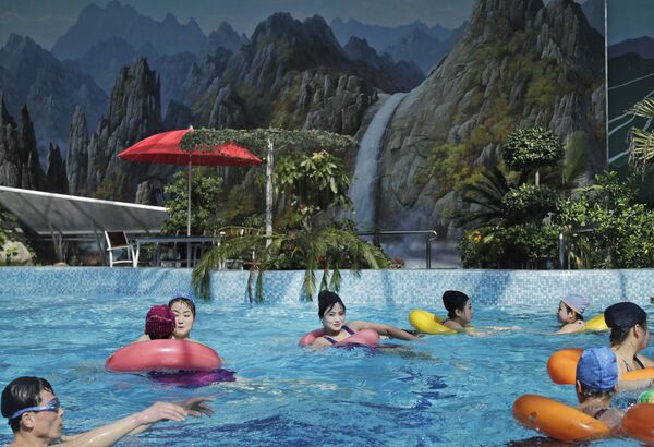 حوض آببازى سرپوشيده - شهر پیونگ یانگ، پایتخت کوریای شمالی - اسپوتنیک افغانستان  